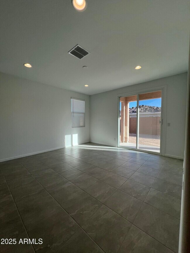 Foto del edificio - 23189 W Marguerite Ave