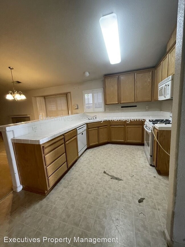 Building Photo - 4 br, 2 bath House - 2145 Fir Ave