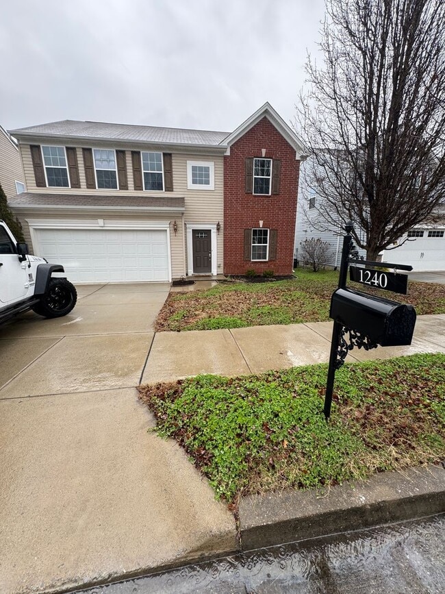 Building Photo - 4 bedroom 2.5 bathroom in Bellevue's Avondale Park neighborhood.  All bedrooms upstairs, open con...