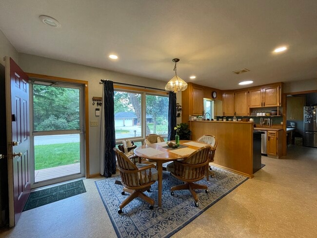Building Photo - 2018 Greenbriar Cir
