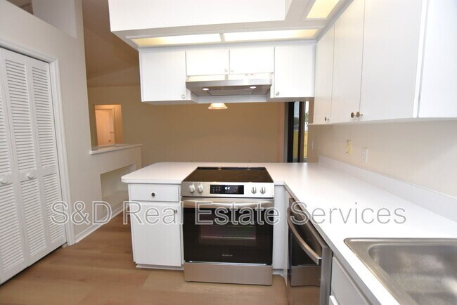 Building Photo - 2220 Maple Hill Ct