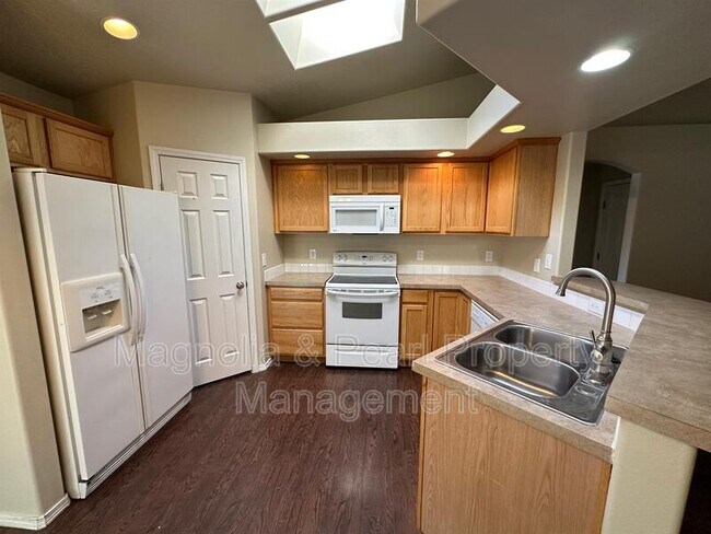 Foto del edificio - 16538 Sadie Ave