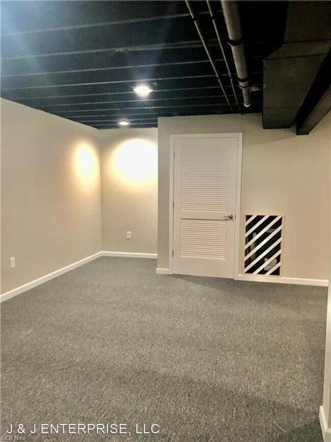 Building Photo - 3 br, 2.5 bath House - 5498 MAIN AVE