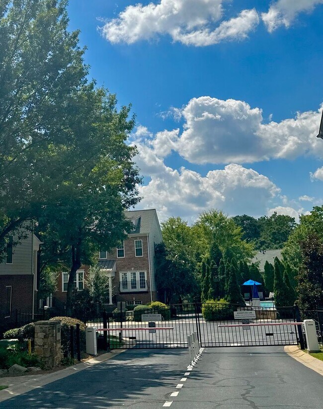 Building Photo - Updated 3BR/3.5BA Townhome with Pool Acces...