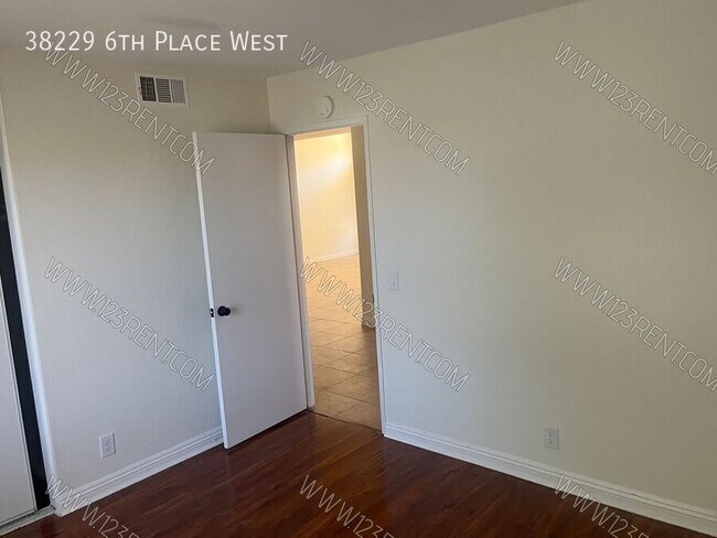 Foto del edificio - 38229 6th Pl W