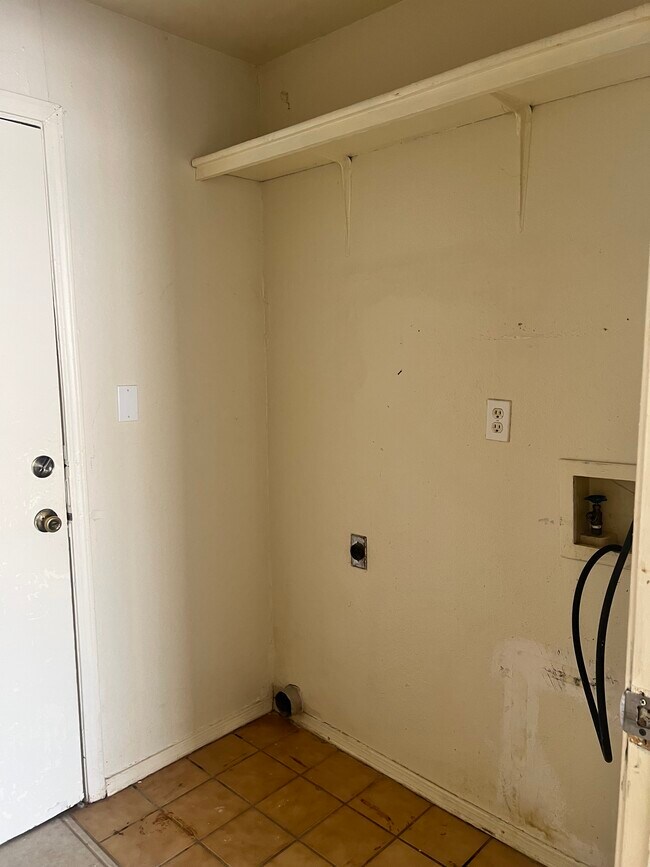 Building Photo - 1555 Nogalitos St