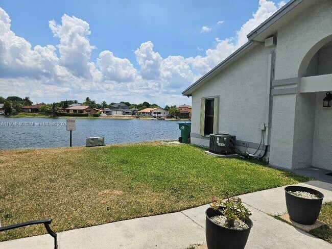 Foto del edificio - 6602 SW 152nd Pl