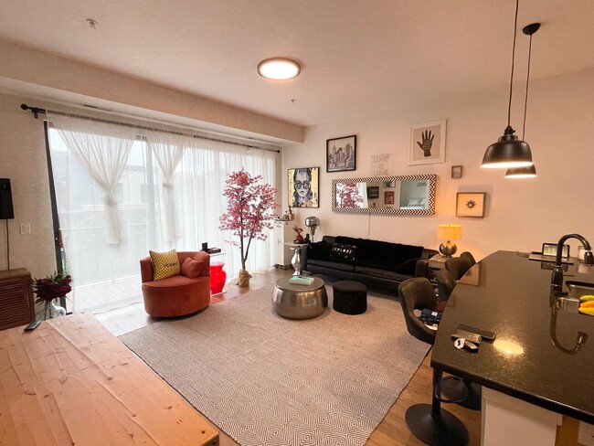 Building Photo - LIVE THE URBAN LIFESTYLE IN LUXURY! Availa...