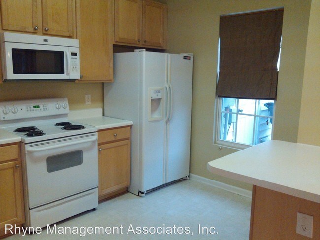 Building Photo - 215 Walnut Woods Dr