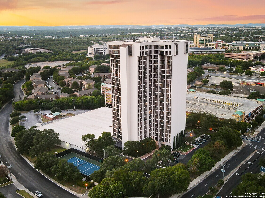 Foto principal - 7701 Wurzbach Rd