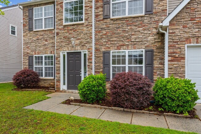 Building Photo - 4 bed/2.5 bath in Matthews - 1st Month's Rent only $1000!