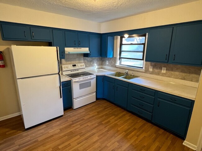 Building Photo - 137 Raintree Dr