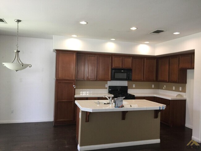 Building Photo - 308 Spirea St