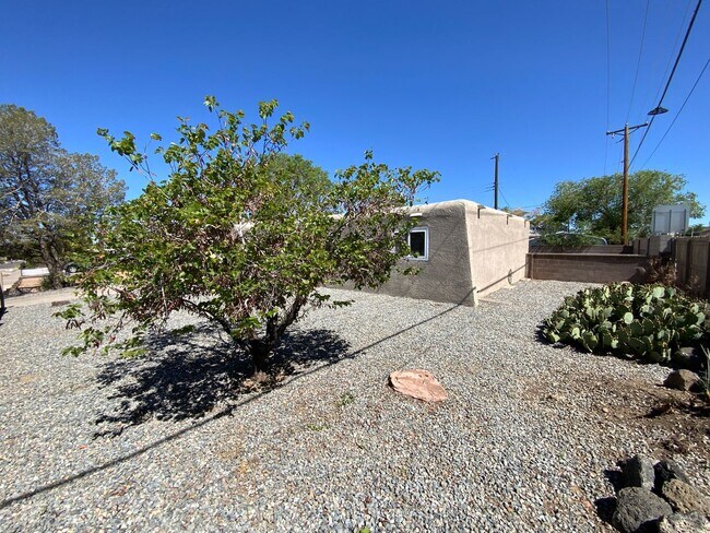 Foto del edificio - 3 Bedroom Single Story Home Available Near...