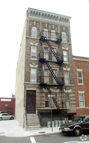 Building Photo - 162 Dupont St