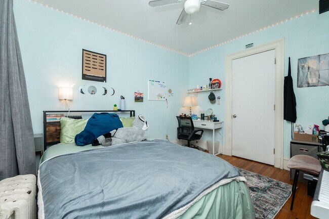 Building Photo - No Brokers Fee, Heat and Hot Water Included, Steps from the T Stop, Laundry on a Sire, Eat-in Kit...