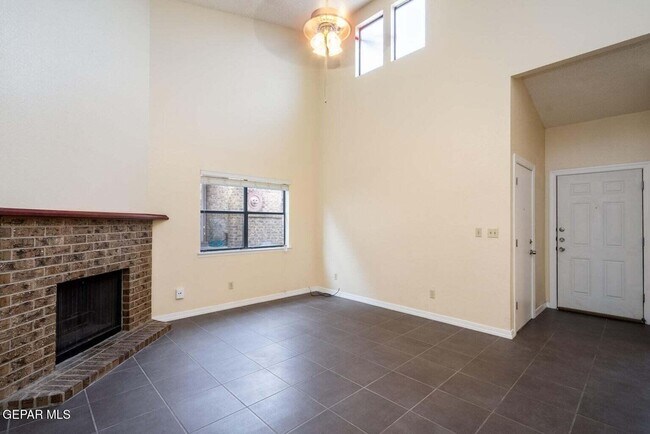 Building Photo - 1555 Common Dr