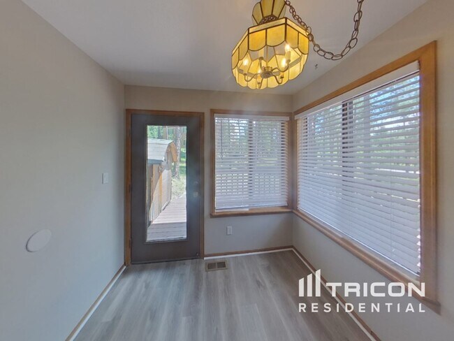 Foto del edificio - 820 Woodmoor Dr