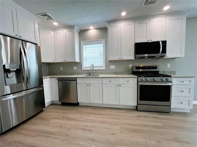 Building Photo - 578 Elm St