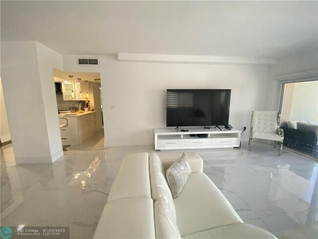 Building Photo - 300 Bayview Dr