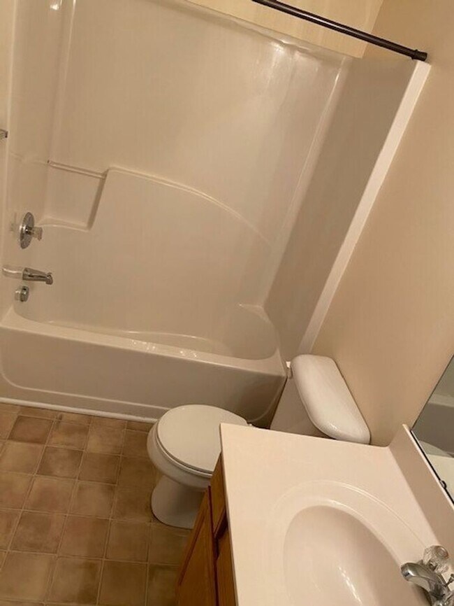 Building Photo - Spacious 2 Bedroom Townhouse in Nevin Cree...