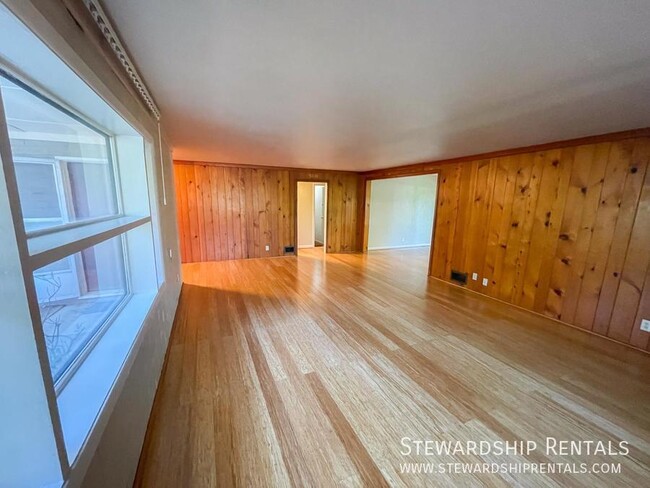Building Photo - Beautiful 5 br home in quiet neighborhood