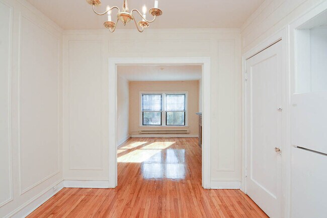 Building Photo - 1301-1303-1033 Chicago Ave