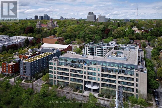 Photo du bâtiment - 380-380 Macpherson Ave