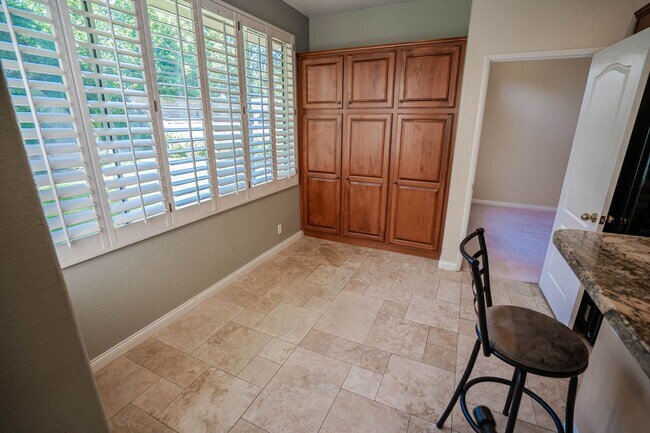 Foto del edificio - Stunning 5-Bedroom Home with Community Poo...