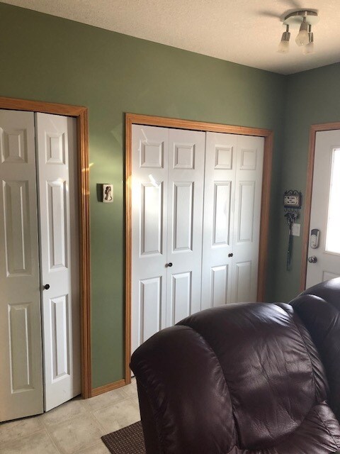 Building Photo - 4 Bed 2.5 Bath Unit in Olds, AB
