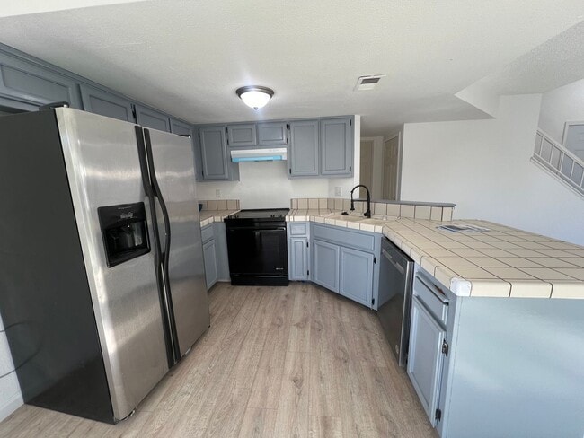 Building Photo - 3 Bedroom 2 Bath!