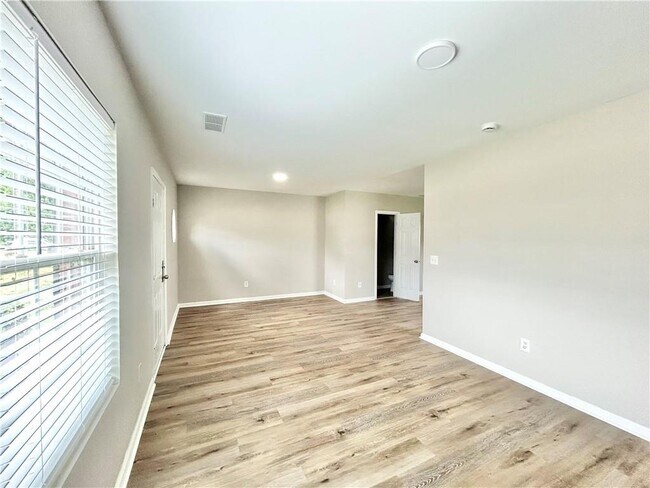 Foto del edificio - 736 Wheel House Ln