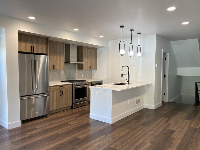 Building Photo - Beautiful, newer (2024) townhome in the de...