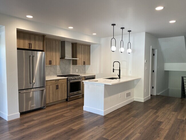 Foto del edificio - Beautiful, newer (2024) townhome in the de...