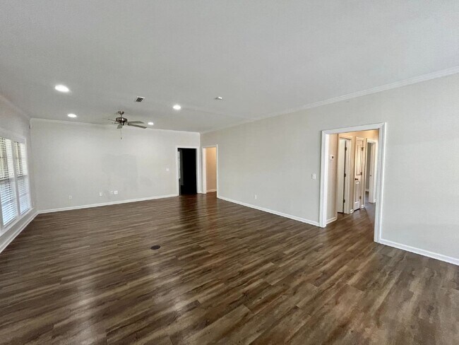 Building Photo - Available now FOR RENT in Dothan, AL!!