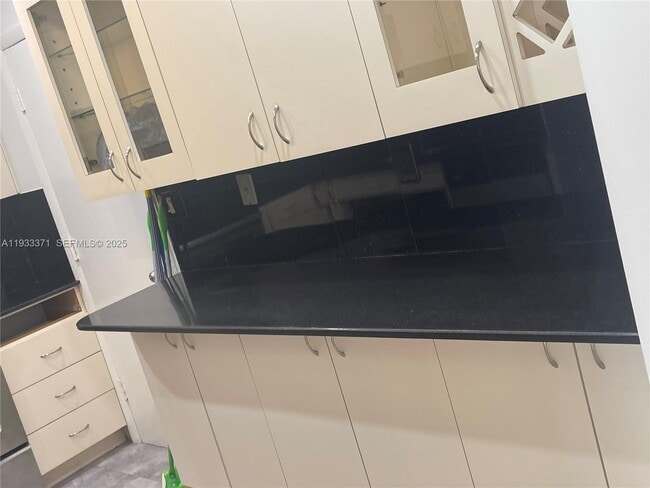 Foto del edificio - 5005 Collins Ave