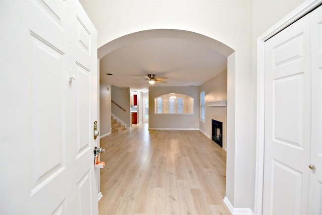 Foto del edificio - 610 Sparkling Brook Ln