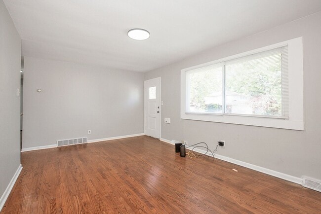 Building Photo - 3 BED 1 BATH BEAUTIFUL SINGLE FAMILY HOME ...