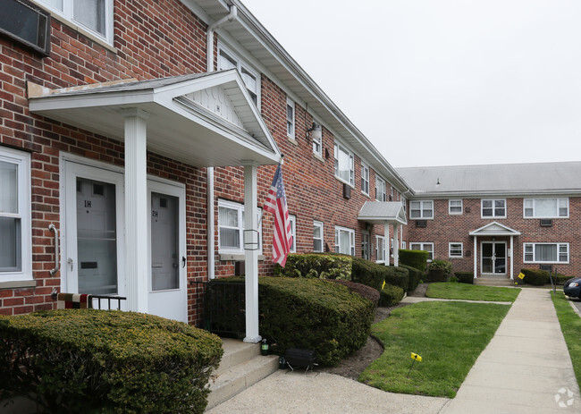 Primary Photo - Fairfield Courtyard South at Bay Shore