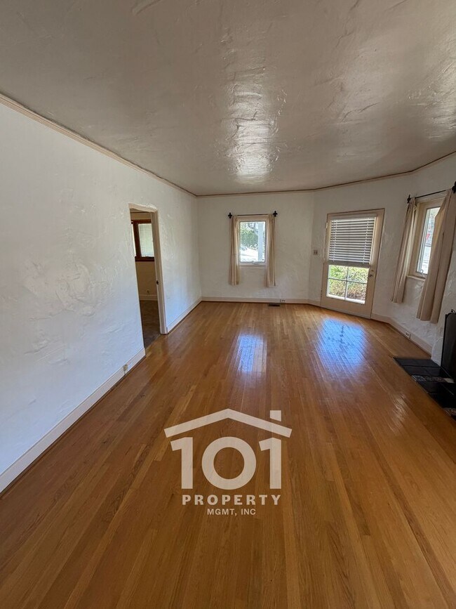 Foto del edificio - Charming Downtown Santa Barbara Cottage with 1-Car Garage