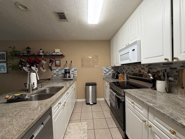 Foto del edificio - Asbury Hills Condominiums-2428 E. University,  Unit 807