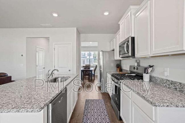 Building Photo - 626 Quartz Ln