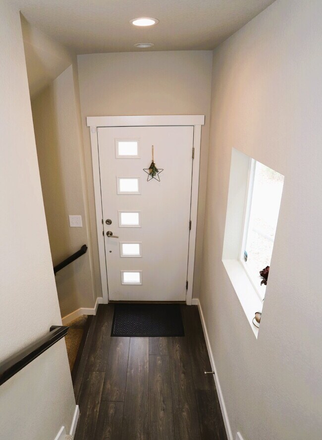 Building Photo - Stunning 3-Story urban style house for rent
