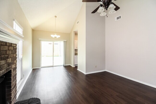 Foto del edificio - 1385 Chinaberry Dr