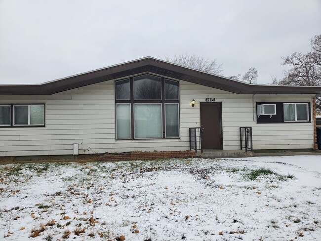 Building Photo - Corner Lot 3 Bed 1 Bath Home