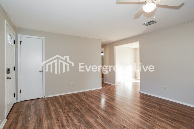 Foto del edificio - 229 Evergreen Ln