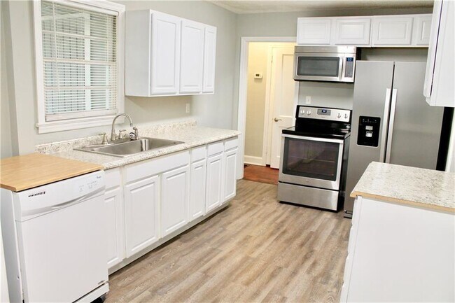 Building Photo - 3325 Kemble Ave