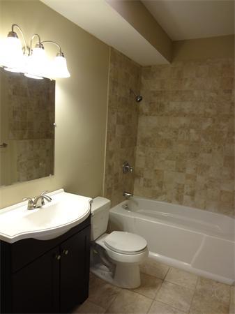Private bath - 118 Saxton St