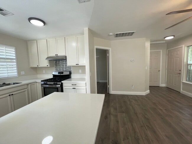 Amazing Location, Central Heat and Air, Washer & Dryer, Must See! - Amazing Location, Central Heat and Air, Washer & Dryer, Must See! Apartment