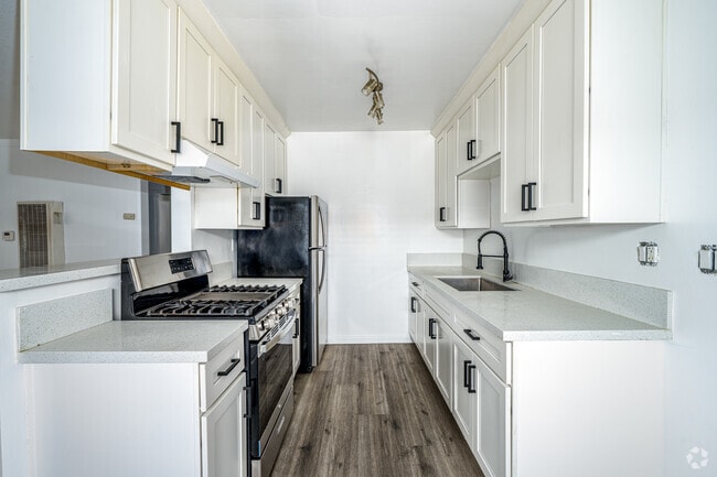 2BR, 1BA - 850SF - Kitchen - The Lakewood Apartments
